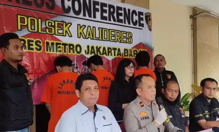 pengungkapan kasus pemerasan dengan pengancaman di Polsek Kalideres, Jakarta Barat. (Foto: Antara)