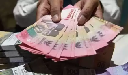 Petugas menunjukan uang pecahan rupiah di Jakarta, Rabu (31/1/2024)